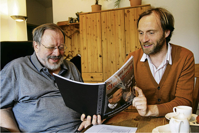 Gut gelaunt sprechen Autor Siegfried Ostermeier (links) und Peter Schärringer vom Festspielkomitee über das Textbuch zum Königlich Bayrischen Amtsgericht, das am 2. Juli Premiere auf der Freilichtbühne am Burgberg Premiere feiert