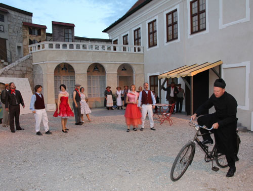 Auf der Piazza des italienischen Dorfes.    iz-Foto: Zöllner